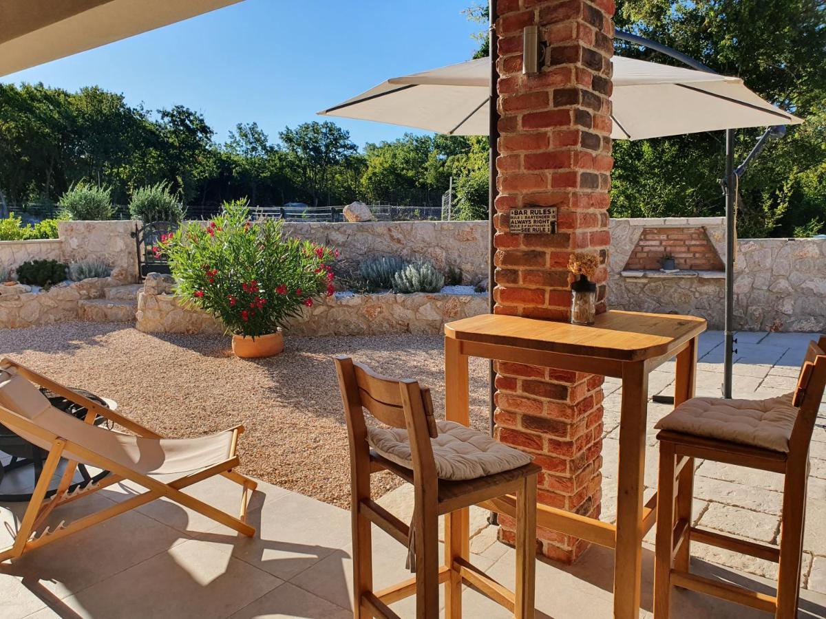 Villa Alara - Charming Villa With Heated Swimming Pool Milohnici Extérieur photo