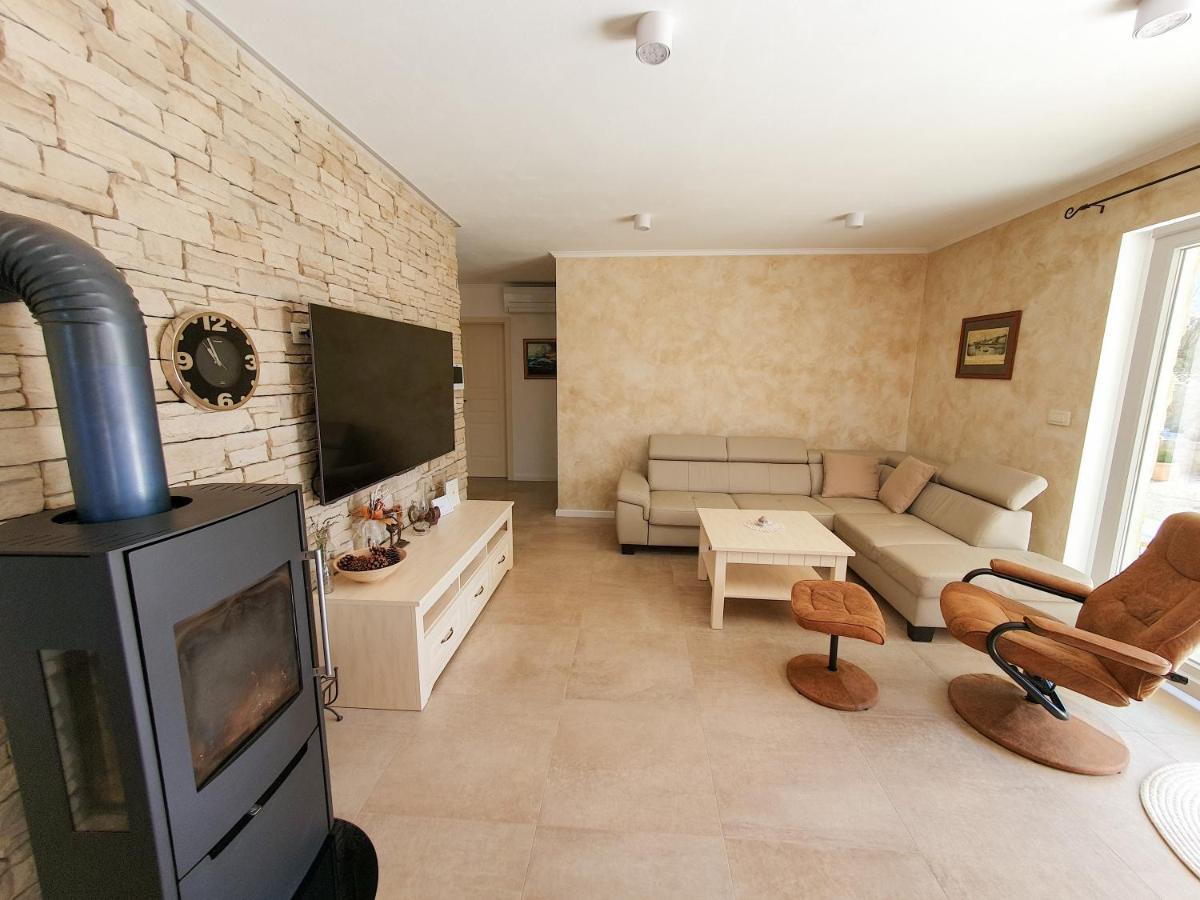 Villa Alara - Charming Villa With Heated Swimming Pool Milohnici Extérieur photo
