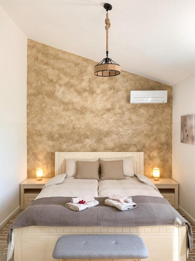 Villa Alara - Charming Villa With Heated Swimming Pool Milohnici Extérieur photo