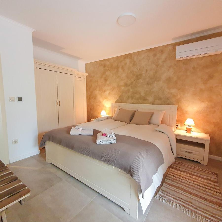 Villa Alara - Charming Villa With Heated Swimming Pool Milohnici Extérieur photo