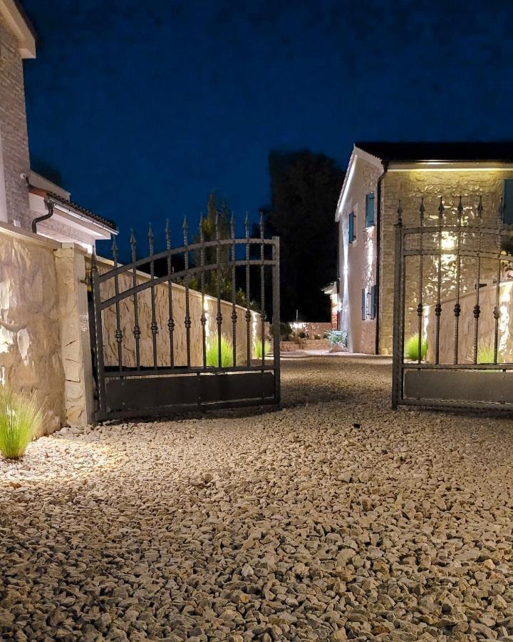 Villa Alara - Charming Villa With Heated Swimming Pool Milohnici Extérieur photo